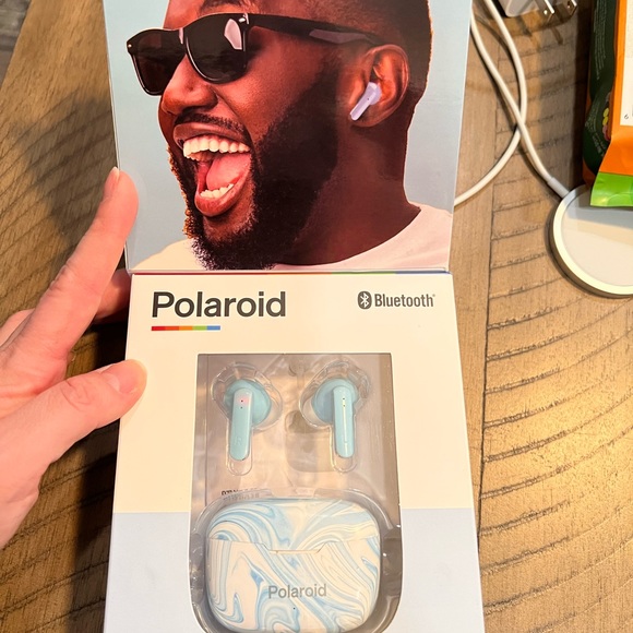 Polaroid Wireless Ear Buds - Picture 4 of 8